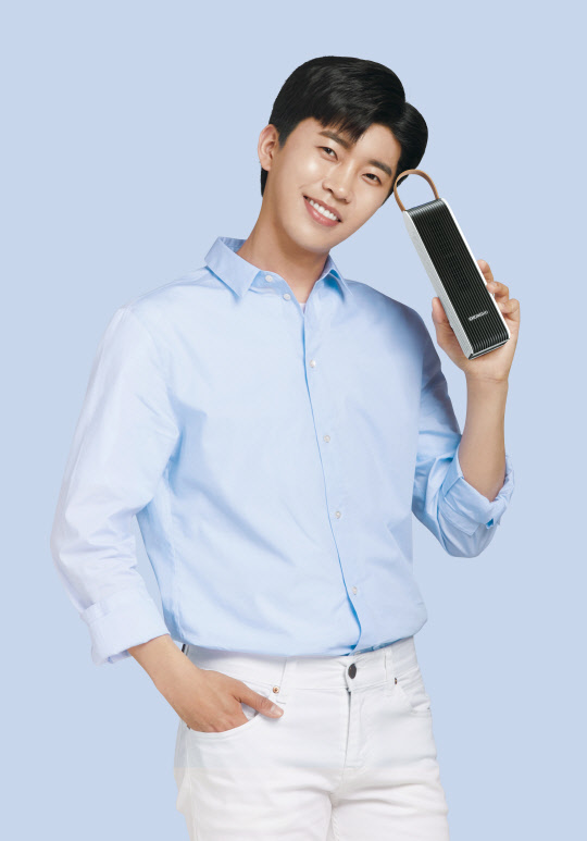 청호나이스 휴대용 공기청정기 올웨이즈와 모델 임영웅. [청호나이스 제공]